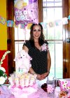 13072007
Karina Campillo de Anaya, en la fiesta de regalos que le ofrecieron por el cercano nacimiento de su bebé.