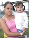 15072007
Sandra Lizeth López Muñoz junto a su hermanita Renata, el día que festejó su sexto cumpleaños.