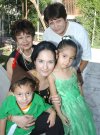 16072007
Anneth y Tarek Cháirez Ramírez junto a  su mamá Sonia Cháirez Ramírez, su abuelita Blanca Ramírez de Cháirez y su bisabuela Socorro Lee de Ramírez, el día que festejaron sus cumpleaños