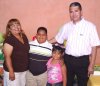 16072007
Brisa Fernanda y Jaime Humberto Fernández Aguilar junto a sus padres, Aquilino Hernández e Isabel Aguilar, quienes los festejaron por su sexto y décimo cumpleaños, respectivamente.