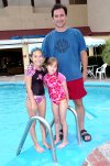 22072007
Francisco Soto Revueltas con sus hijas Hanna y Leah Soto Shea.