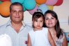 22072007
Valeria David Romo junto a sus padres, José Foad David y Rosy Romo de David, en su piñata.