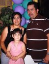 25072007
Michelle Rivera Alderete junto a sus padres, Griselda y Salvador Rivera, el día que festejó  su cumpleaños.