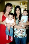 29072007
Alejandra Reed, Carla Carmona y las pequeñas Fernanda y Regina de los Santos.