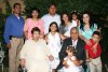 26072007
Don Rafael Lara García y Esperanza Ramírez de Lara festejaron 40 años de feliz matrimonio, acompañados de sus hijos, nietos y demás familiares.