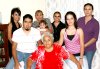 30072007
Magdalena Romero Oliva celebró su cumpleaños 70, al lado de sus hijos, nietos, bisnietos y nuera.