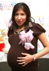 28072007
Violeta Cuevas García, en su fiesta de regalos para el bebé que espera.