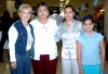 26072007
Socorro de Quiñones y Marycarmen Mora viajaron a España, las despidieron Paty Quiñones y Maryfer Gándara.