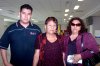 30072007
Marcela Vázquez viajó a Tijuana, la despidieron Jesús y Margarita García.