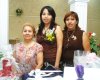02082007
Claudia Lorena Candelas Cardona junto a María de los Ángeles Cardona y Alicia Moreno de Martínez, anfitrionas de su fiesta pre nupcial.
