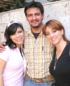 13082007
José Alfredo en compañía de su mamá, Lilia A. de García y su hermana Lily.