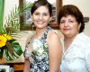 05082007
Martha Berenice con su mamá Martha Alicia Sánchez Solís, quien le organizó una despedida de soltera.