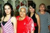 08082007
Alejandra Yanela Aguilera Álvarez junto a sus familiares, en la despedida que le ofrecieron por su boda con Humberto Mesta Frías, a el sábado 11 de agosto.