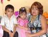 21082007
María Fernanda Orona Blanco junto a su mamá, Perla Fabiola Orona Blanco y su hermanito Bryan, en su fiesta de tercer cumpleaños.