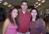 07082007
Juan Pedro Mata viajó a Mérida y lo despidieron María del Refugio Delgado y Lily Camarena.