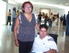 10082007
Andrés y Brenda Rodríguez viajaron a Oaxaca, los despidieron Cristian y Roberto.