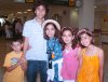 10082007
Tatiana Barraza viajó a Houston, la despidieron Manuel, Felipe, Rosa y Marifer.