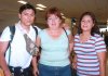 12082007
Ricardo Serrano llegó de Puebla, lo recibieron Josefina Favela y Claudia Mendoza.