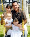 Comulga por primera vez
Miranda Medina Sada junto a sus papás Mónica Sada de Medina y José A. Medina Pegram, así como sus madrinas Griselda de León Córdoba, Lorena y Mariana Quintero.