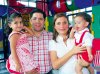 Reunión familiar
Rosario Arizpe en compañía de Roberto y Susan Montaudon, sus hijas Jeannette y Queta Montaudon; además de los niños Ma. Fernanda Huertas, Ana Laura Huertas y José Roberto Aguirre.