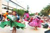 Cabe destacar que, entre pieza y pieza los artistas obsequiaban frutas, dulces típicos y artesanías al público asistente, como una muestra de que la Guelaguetza es una fiesta para compartir.