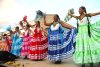 ¡Y llegaron los de Ejutla!, de la región de los Valles Centrales con su jarabe ejuteco, sus remolinos de colores y los gritos viriles de los hombres que resonaron en el foro.