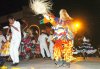 Las tehuanas istmeñas salieron al templete con sus huipiles bordados en hilo y se llevaron la ovación de la gente, lo mismo que las representantes de Jutla de Crespo, con sus sones del Palomito y de la Culebra y el Jarabe Chentello cantados en vivo y con mucho sentimiento.