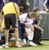 David Beckham se lesionó tras aflojar la pierna en un encontronazo con Fernando Salazar.
