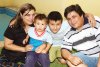 26082007
Ricardo Espino Torres junto a sus padres, César e Ivonne Espino y su hermano José Carlos, el día que festejó su segundo cumpleaños.
