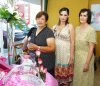 26082007
Alejandra Jaik de Estrada junto a su mamá, Raquel Muñoz de Jaik y su suegra, Martha Mejía de Estrada, quienes le organizaron una fiesta para el bebé que espera.