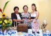 26082007
Alejandra Jaik de Estrada junto a su mamá, Raquel Muñoz de Jaik y su suegra, Martha Mejía de Estrada, quienes le organizaron una fiesta para el bebé que espera.