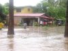 En Michoacán un río fracturó un tramo de la autopista Siglo XXI cerca de Lázaro Cárdenas,  60 casas de El Habillal y 10 de Acalpican se inundaron; hay 200 damnificados.