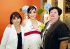 Próxima a dar a luz
La futura mamá junto a las organizadoras María del Rocío Guerrero y Laura Martínez.