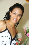 03082007
Gisela Reyes disfrutó de una alegre fiesta, en la que recibió muchas felicitaciones por su cercano enlace con Alejandro Rodríguez.