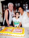 01092007
Michelle Ali Tovar Aguilar junto a sus abuelitos, Miguel Ángel Tovar y Cristina Ramírez, en su fiesta por su octavo cumpleaños.