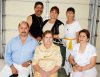 02092007
Doña Leonor Sánchez junto a sus queridos hijos Magdalena de Quiroz, Damián Reyes, Armando Reyes, Norma de Elizondo y Lupita de Mancha.
