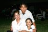 09092007
Amin con su mamá Marisol García Cavelaris y su hermana Hermosa Aholibama Dipp García.