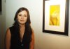 12092007
Ana Villar junto a su obra de la serie Mapas Internos.
