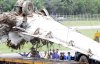 Rescatistas tailandeses examinan los restos de un avión en el sitio de un accidente.