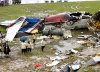 Un policía tailandés vigila, los cuerpos de los pasajeros del avión de la aerolínea tailandesa de bajo coste 'One To Go' que se estrelló.