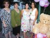 14092007
Nereyda del Socorro Juárez de Salinas, acompañada de familiares y amigas en su fiesta de canastilla.