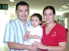 18092007
Raúl Flores viajó a Francia y lo despiden Patricia de Flores y la pequeña Daniela.