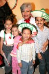 20092007
El festejado junto a sus abuelitos paternos, los señores Marco Arroyo Montero y Mica de Arroyo.