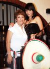 20092007
Martha Rojo y su hija Nayeli Ibarra se reunieron con amigas para dar el “Grito”.