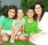 25092007
Adolfo con su mamá Karla y sus hermanos Rico y María Amelia.
