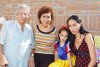 30092007
Natalia Paola con su mamá Natalia Máynez San Juan, su abuelita Gracia E. San Juan González y su bisabuelita Carmen González Mata, forman cuatro generaciones.