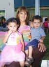 30092007
Paula Peña García festejó su tercer cumpleaños, al lado de su mamá, Arely García y su hermano Manuel.