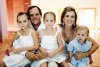 Manuel Fernández y María Elena Abusaid de Fernández con sus hijos y nietos.