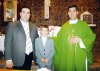 Luis Veyán Salmón junto a su padrino Rogelio Veyán y el Padre Antonio Baca.