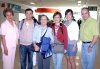 02102007
María del Refugio Lee, Roberto Wong, Rose Mary y Jessica Lock llegaron a Torreón desde Asutralia y los recibieron Alicia Yee, Roberto Aguilera y Miguel Espino.